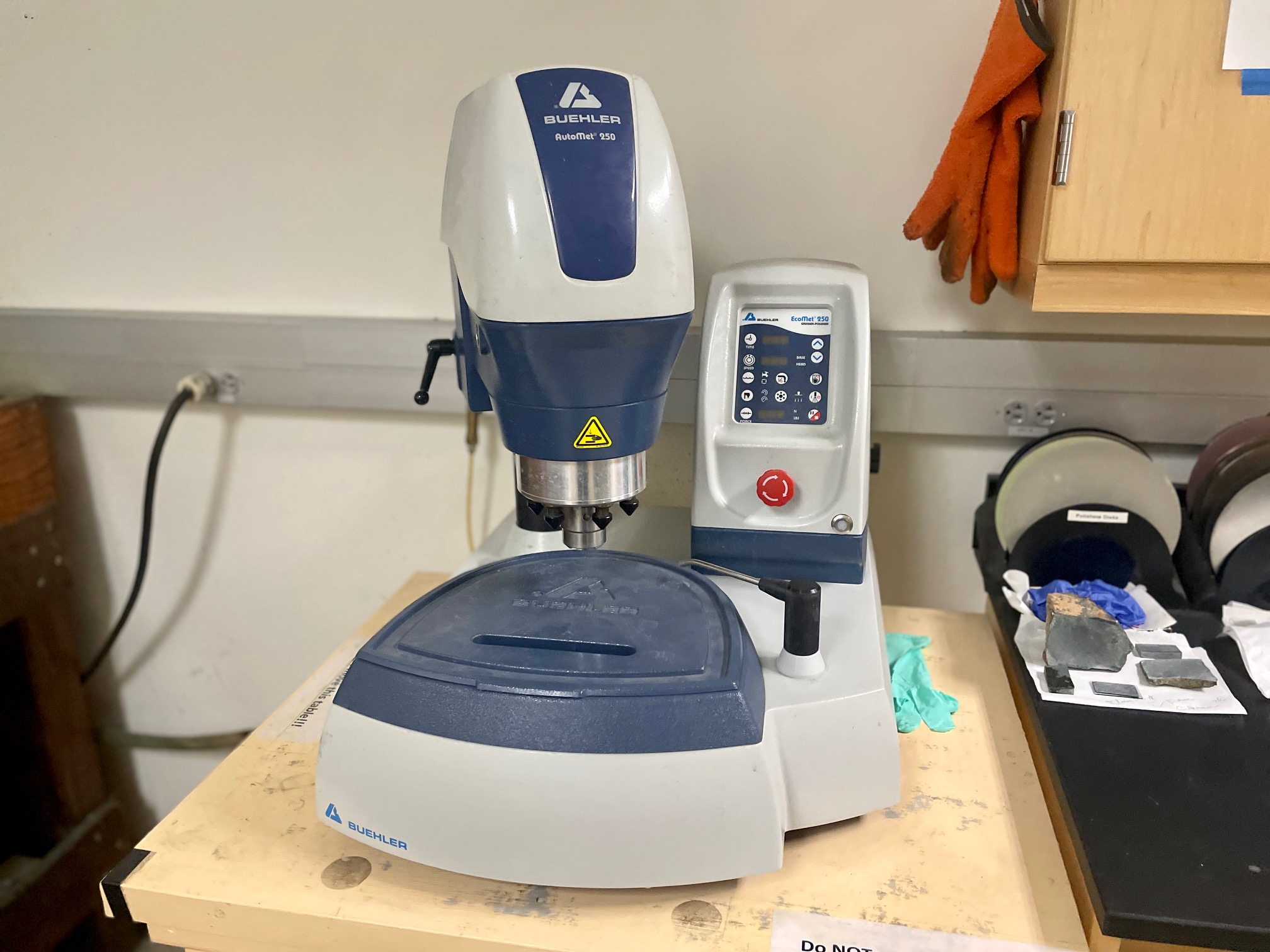 Buehler automated grinder and polisher